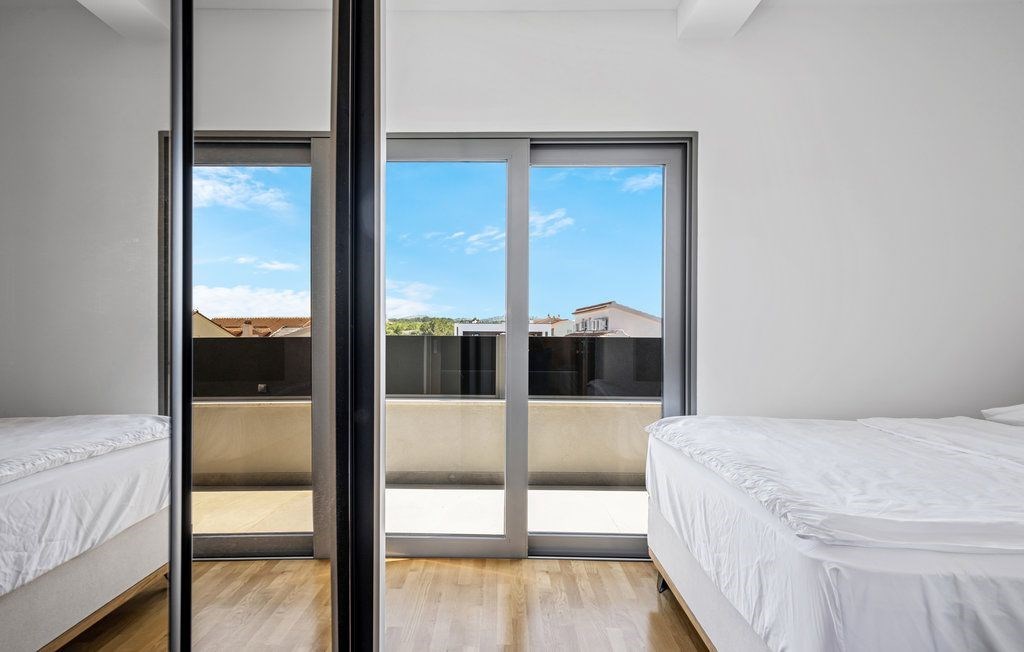 na-prodej-moderni-apartman-s-virivkou-a-castecnym-vyhledem-na-more-v-blizkosti-more-vodice-chorvatsko