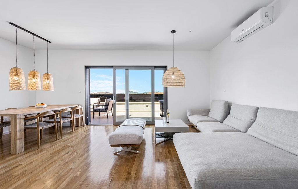 na-prodej-moderni-apartman-s-virivkou-a-castecnym-vyhledem-na-more-v-blizkosti-more-vodice-chorvatsko