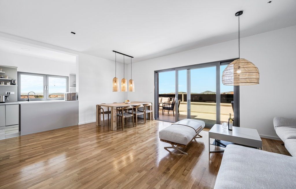 na-prodej-moderni-apartman-s-virivkou-a-castecnym-vyhledem-na-more-v-blizkosti-more-vodice-chorvatsko