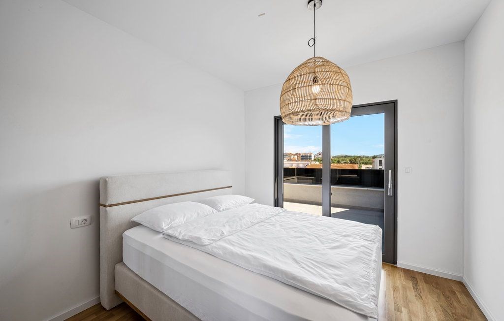 na-prodej-moderni-apartman-s-virivkou-a-castecnym-vyhledem-na-more-v-blizkosti-more-vodice-chorvatsko