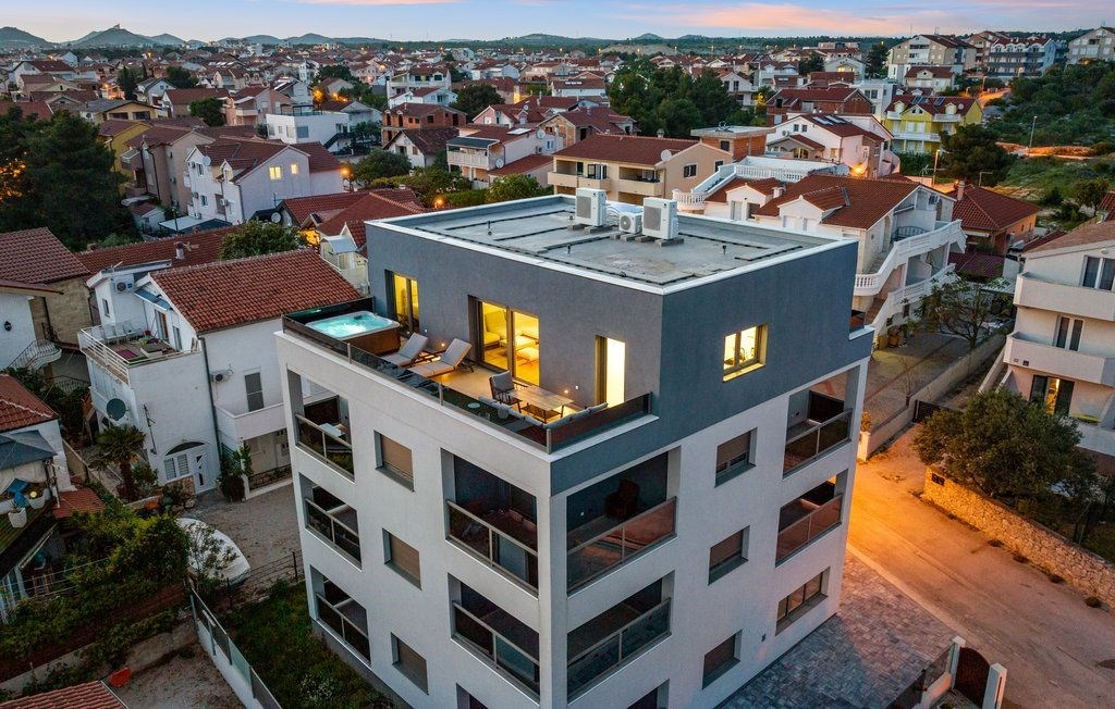 na-prodej-moderni-apartman-s-virivkou-a-castecnym-vyhledem-na-more-v-blizkosti-more-vodice-chorvatsko