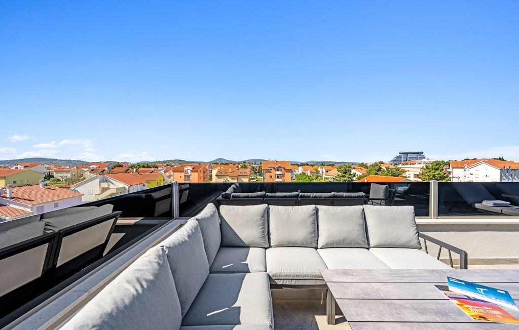 na-prodej-moderni-apartman-s-virivkou-a-castecnym-vyhledem-na-more-v-blizkosti-more-vodice-chorvatsko