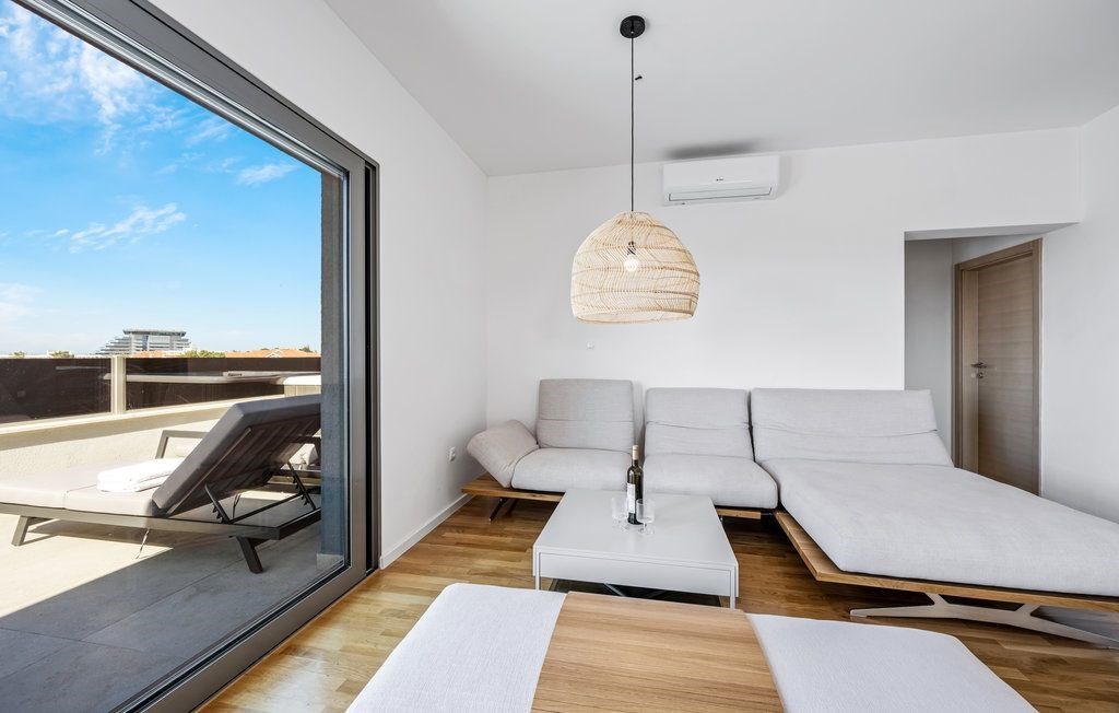 na-prodej-moderni-apartman-s-virivkou-a-castecnym-vyhledem-na-more-v-blizkosti-more-vodice-chorvatsko