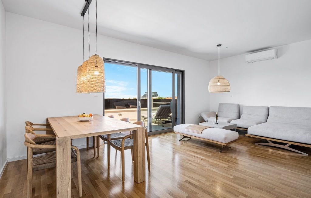 na-prodej-moderni-apartman-s-virivkou-a-castecnym-vyhledem-na-more-v-blizkosti-more-vodice-chorvatsko