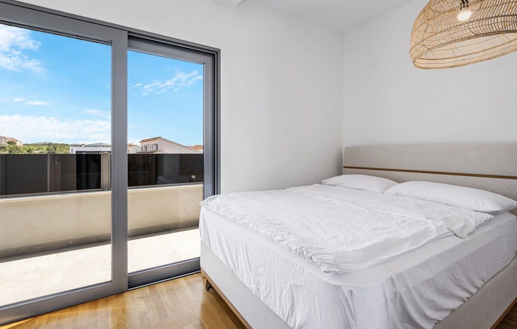 na-prodej-moderni-apartman-s-virivkou-a-castecnym-vyhledem-na-more-v-blizkosti-more-vodice-chorvatsko