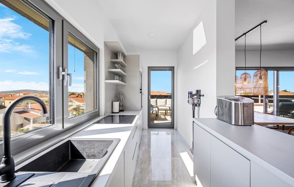 na-prodej-moderni-apartman-s-virivkou-a-castecnym-vyhledem-na-more-v-blizkosti-more-vodice-chorvatsko