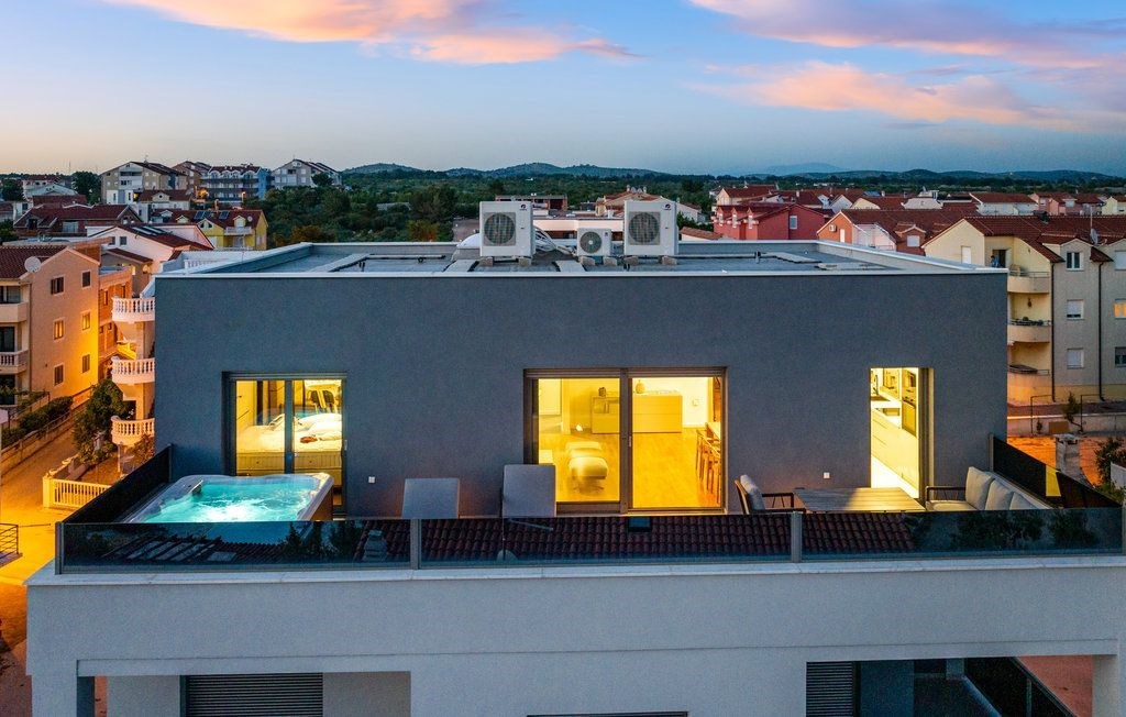 na-prodej-moderni-apartman-s-virivkou-a-castecnym-vyhledem-na-more-v-blizkosti-more-vodice-chorvatsko