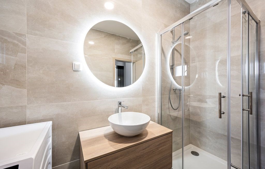 na-prodej-moderni-apartman-s-virivkou-a-castecnym-vyhledem-na-more-v-blizkosti-more-vodice-chorvatsko