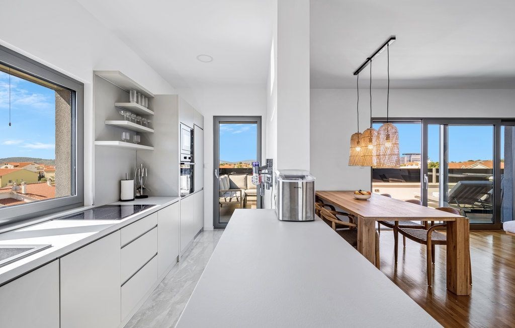 na-prodej-moderni-apartman-s-virivkou-a-castecnym-vyhledem-na-more-v-blizkosti-more-vodice-chorvatsko