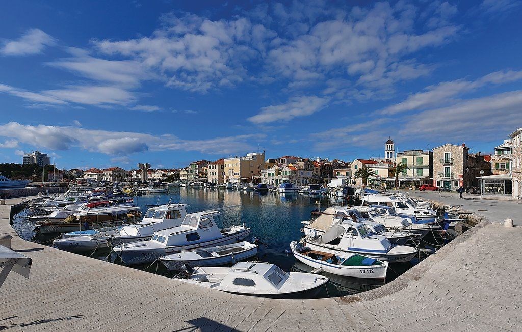 na-prodej-moderni-apartman-s-virivkou-a-castecnym-vyhledem-na-more-v-blizkosti-more-vodice-chorvatsko
