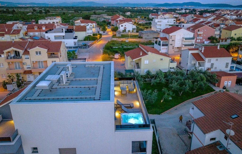 na-prodej-moderni-apartman-s-virivkou-a-castecnym-vyhledem-na-more-v-blizkosti-more-vodice-chorvatsko