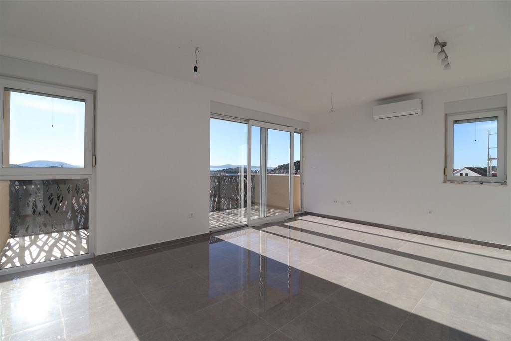 na-prodej-novy-apartman-se-2-loznicemi-a-castecnym-vyhledem-na-more-tribunj-chorvatsko