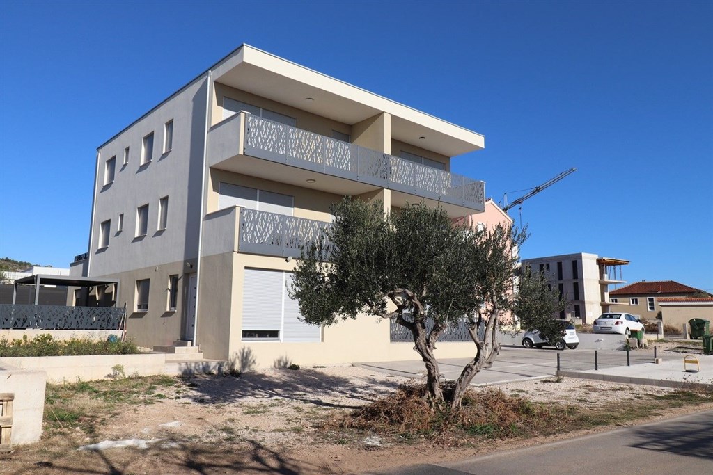 na-prodej-novy-apartman-se-2-loznicemi-a-castecnym-vyhledem-na-more-tribunj-chorvatsko