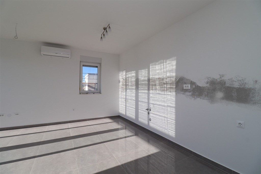 na-prodej-novy-apartman-se-2-loznicemi-a-castecnym-vyhledem-na-more-tribunj-chorvatsko