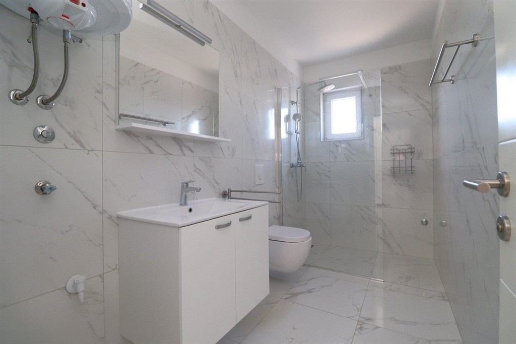 na-prodej-novy-apartman-se-2-loznicemi-a-castecnym-vyhledem-na-more-tribunj-chorvatsko