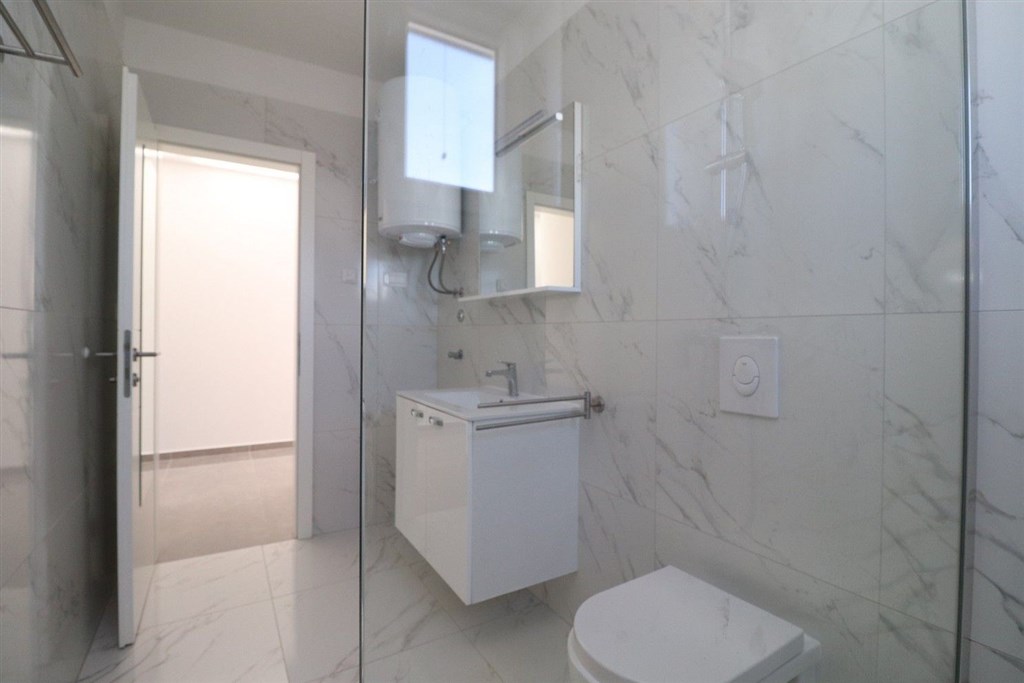 na-prodej-novy-apartman-se-2-loznicemi-a-castecnym-vyhledem-na-more-tribunj-chorvatsko