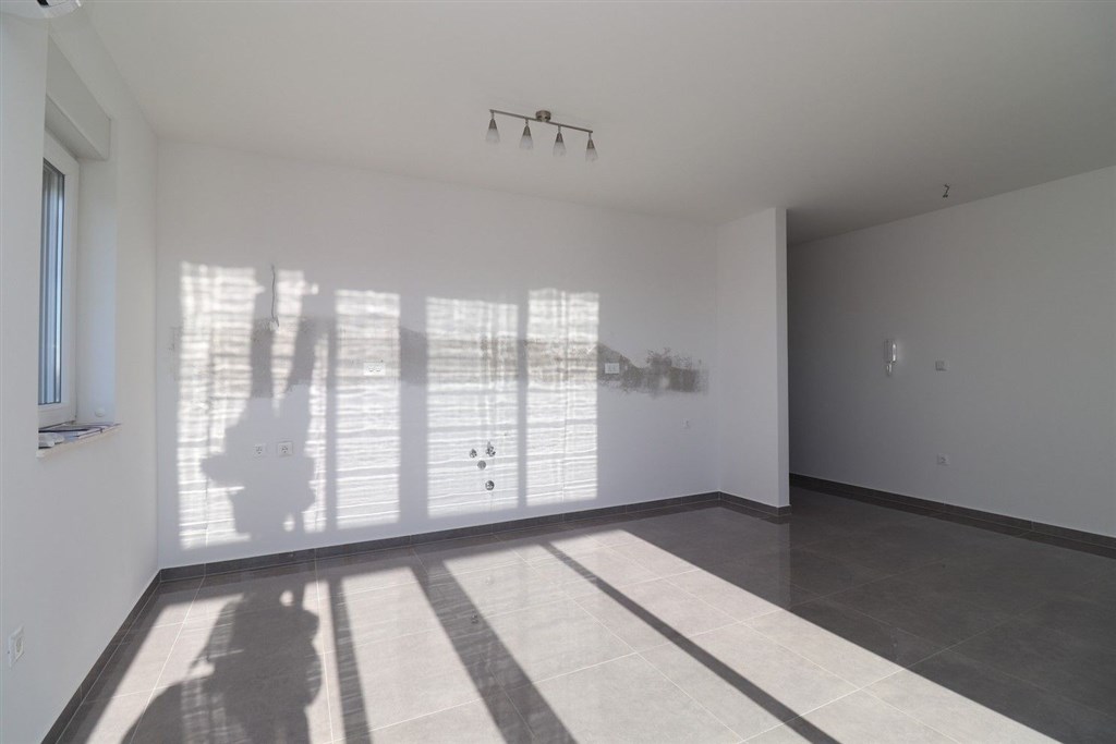 na-prodej-novy-apartman-se-2-loznicemi-a-castecnym-vyhledem-na-more-tribunj-chorvatsko