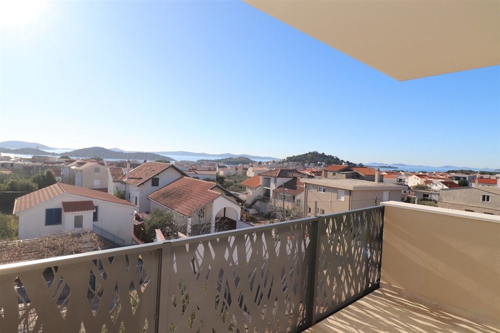 na-prodej-novy-apartman-se-2-loznicemi-a-castecnym-vyhledem-na-more-tribunj-chorvatsko