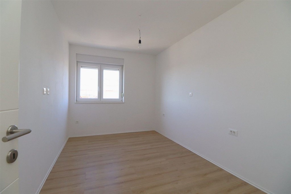 na-prodej-novy-apartman-se-2-loznicemi-a-castecnym-vyhledem-na-more-tribunj-chorvatsko