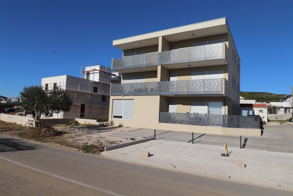 na-prodej-novy-apartman-se-2-loznicemi-a-castecnym-vyhledem-na-more-tribunj-chorvatsko