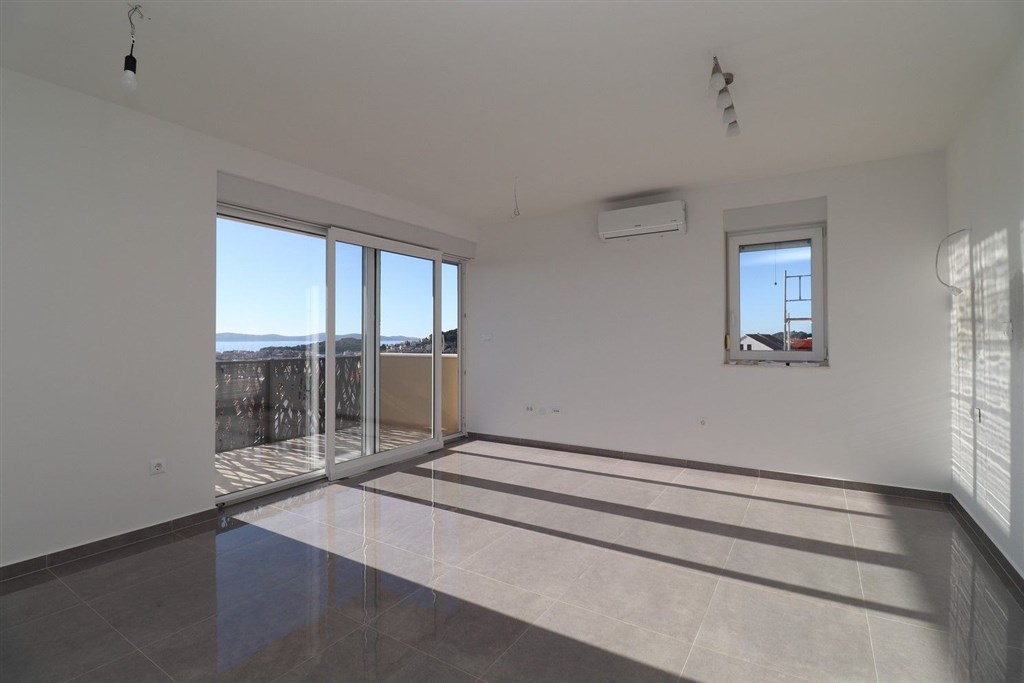 na-prodej-novy-apartman-se-2-loznicemi-a-castecnym-vyhledem-na-more-tribunj-chorvatsko