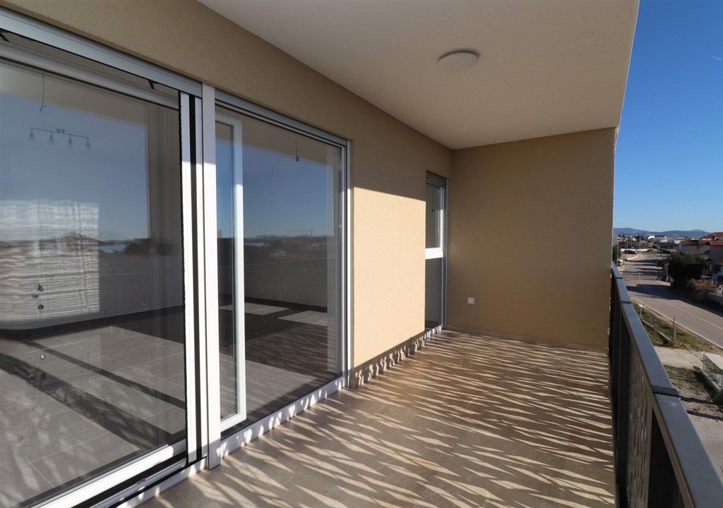 na-prodej-novy-apartman-se-2-loznicemi-a-castecnym-vyhledem-na-more-tribunj-chorvatsko