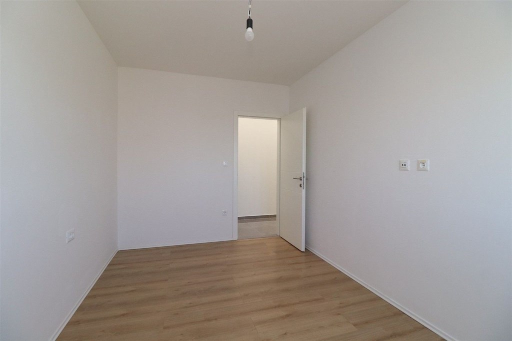 na-prodej-novy-apartman-se-2-loznicemi-a-castecnym-vyhledem-na-more-tribunj-chorvatsko