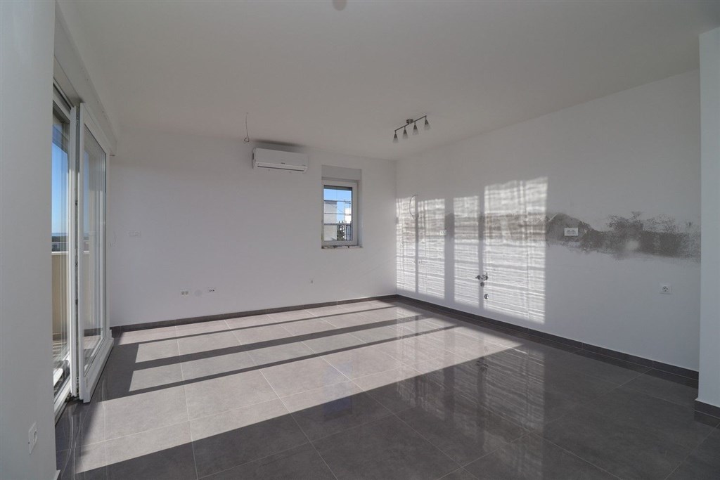 na-prodej-novy-apartman-se-2-loznicemi-a-castecnym-vyhledem-na-more-tribunj-chorvatsko