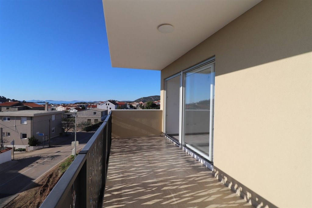 na-prodej-novy-apartman-se-2-loznicemi-a-castecnym-vyhledem-na-more-tribunj-chorvatsko