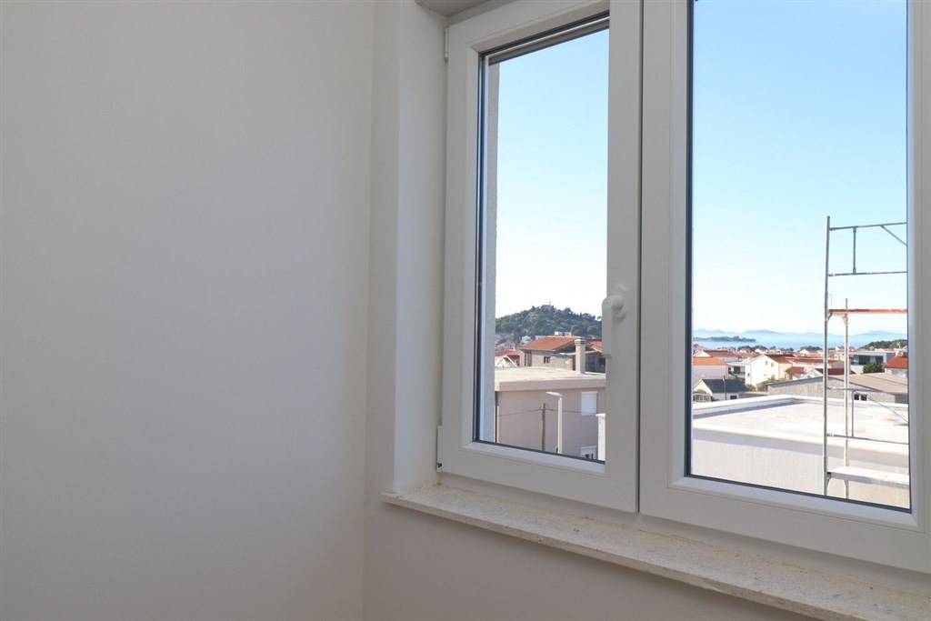 na-prodej-novy-apartman-se-2-loznicemi-a-castecnym-vyhledem-na-more-tribunj-chorvatsko