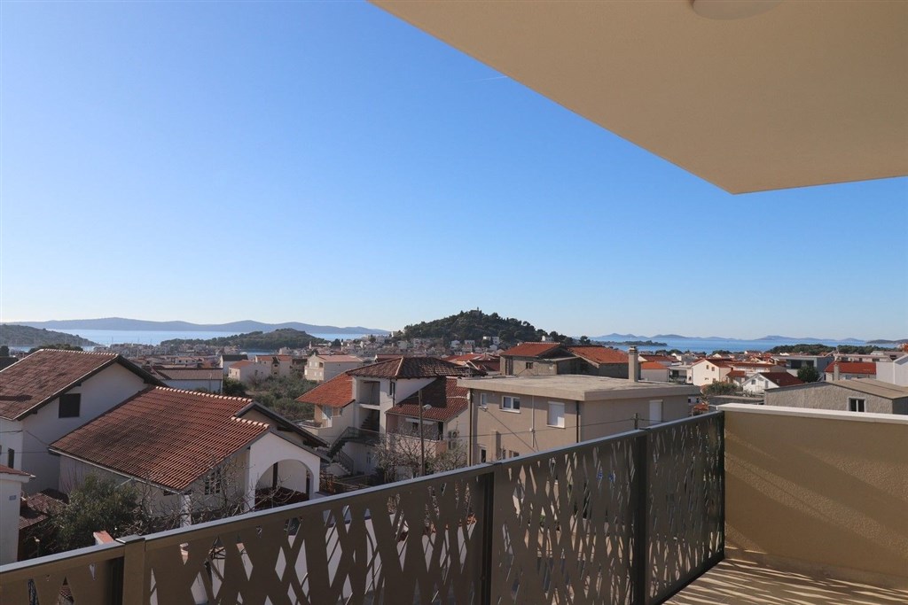 na-prodej-novy-apartman-se-2-loznicemi-a-castecnym-vyhledem-na-more-tribunj-chorvatsko