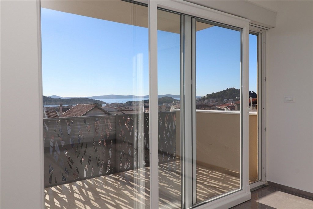 na-prodej-novy-apartman-se-2-loznicemi-a-castecnym-vyhledem-na-more-tribunj-chorvatsko