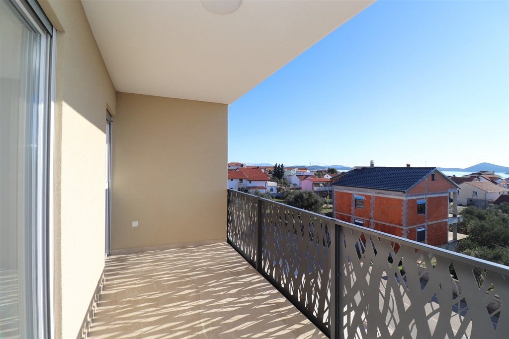 na-prodej-novy-apartman-se-2-loznicemi-a-castecnym-vyhledem-na-more-tribunj-chorvatsko