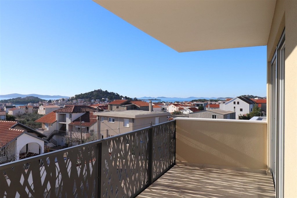 na-prodej-novy-apartman-se-2-loznicemi-a-castecnym-vyhledem-na-more-tribunj-chorvatsko