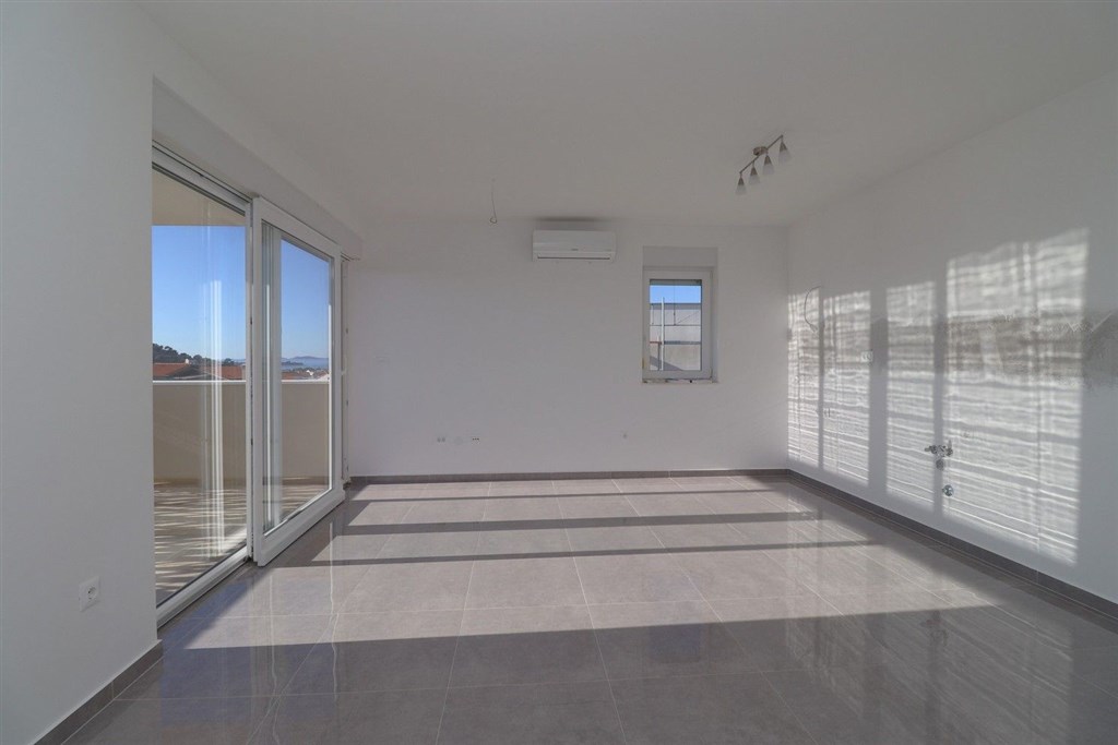 na-prodej-novy-apartman-se-2-loznicemi-a-castecnym-vyhledem-na-more-tribunj-chorvatsko