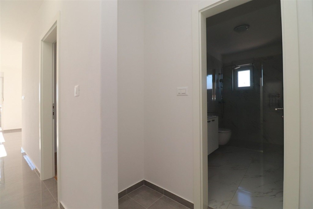 na-prodej-novy-apartman-se-2-loznicemi-a-castecnym-vyhledem-na-more-tribunj-chorvatsko