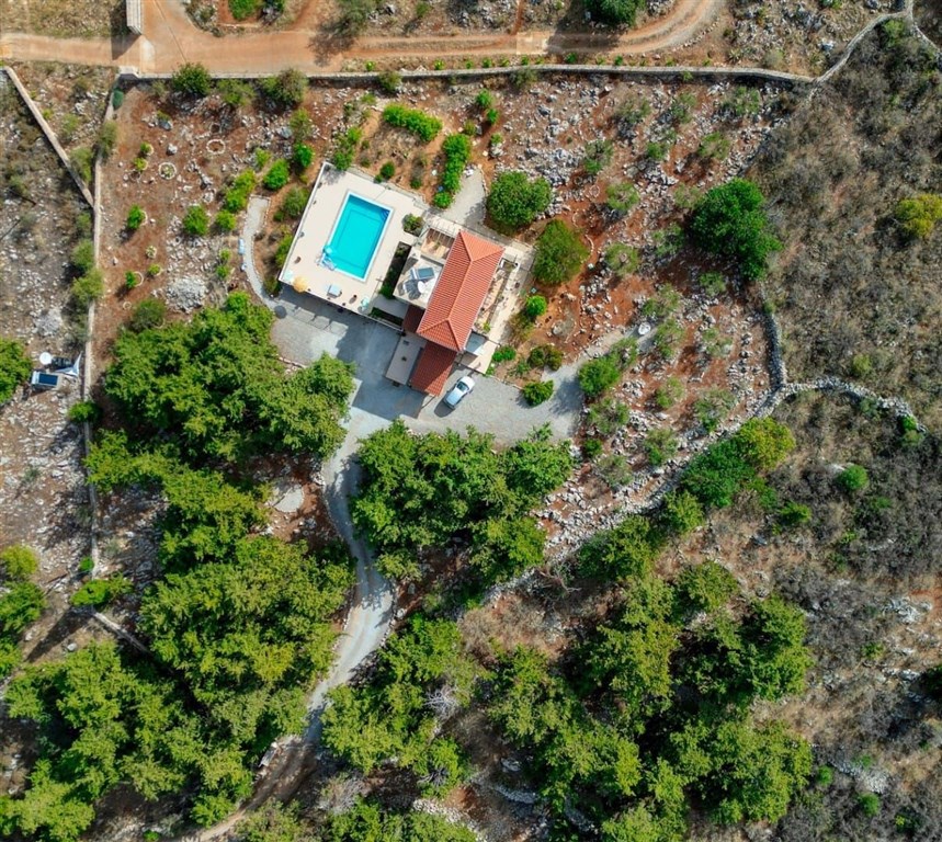 na-prodej-zarizena-kamenna-vila-s-panoramatickym-vyhledem-na-more-a-hory-ve-vamos-kreta-recko