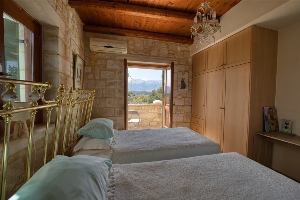na-prodej-zarizena-kamenna-vila-s-panoramatickym-vyhledem-na-more-a-hory-ve-vamos-kreta-recko