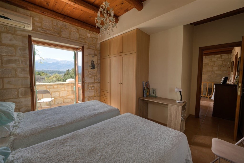 na-prodej-zarizena-kamenna-vila-s-panoramatickym-vyhledem-na-more-a-hory-ve-vamos-kreta-recko