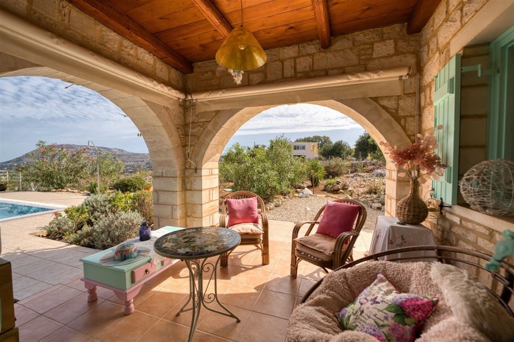 na-prodej-zarizena-kamenna-vila-s-panoramatickym-vyhledem-na-more-a-hory-ve-vamos-kreta-recko