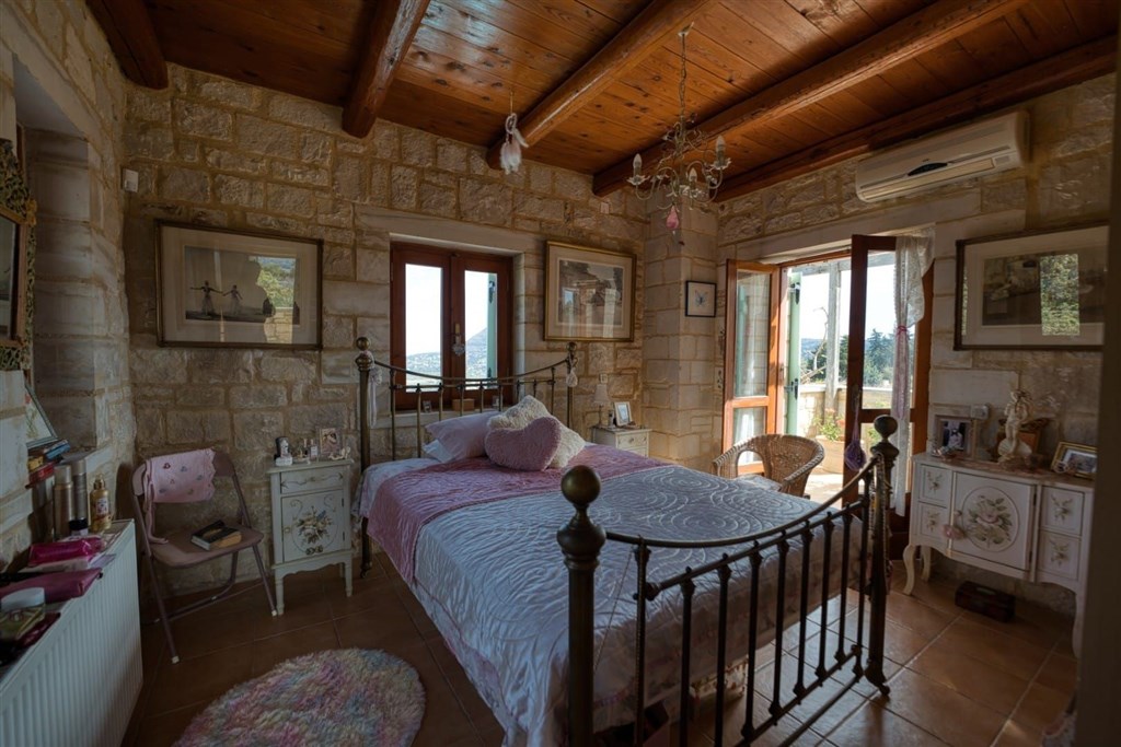na-prodej-zarizena-kamenna-vila-s-panoramatickym-vyhledem-na-more-a-hory-ve-vamos-kreta-recko