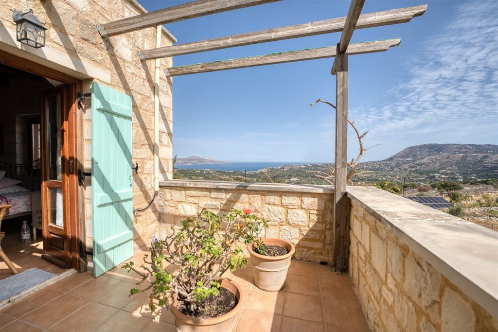 na-prodej-zarizena-kamenna-vila-s-panoramatickym-vyhledem-na-more-a-hory-ve-vamos-kreta-recko