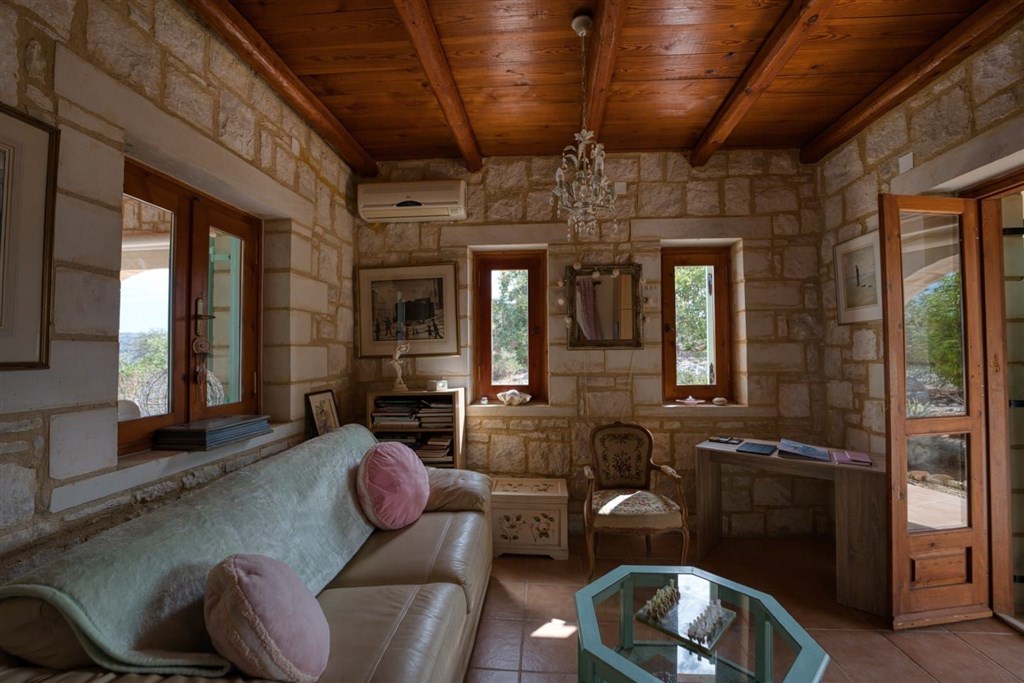 na-prodej-zarizena-kamenna-vila-s-panoramatickym-vyhledem-na-more-a-hory-ve-vamos-kreta-recko