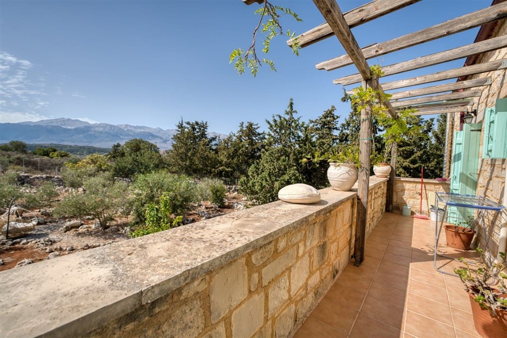 na-prodej-zarizena-kamenna-vila-s-panoramatickym-vyhledem-na-more-a-hory-ve-vamos-kreta-recko
