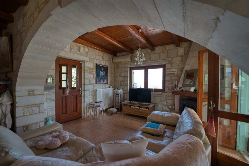 na-prodej-zarizena-kamenna-vila-s-panoramatickym-vyhledem-na-more-a-hory-ve-vamos-kreta-recko