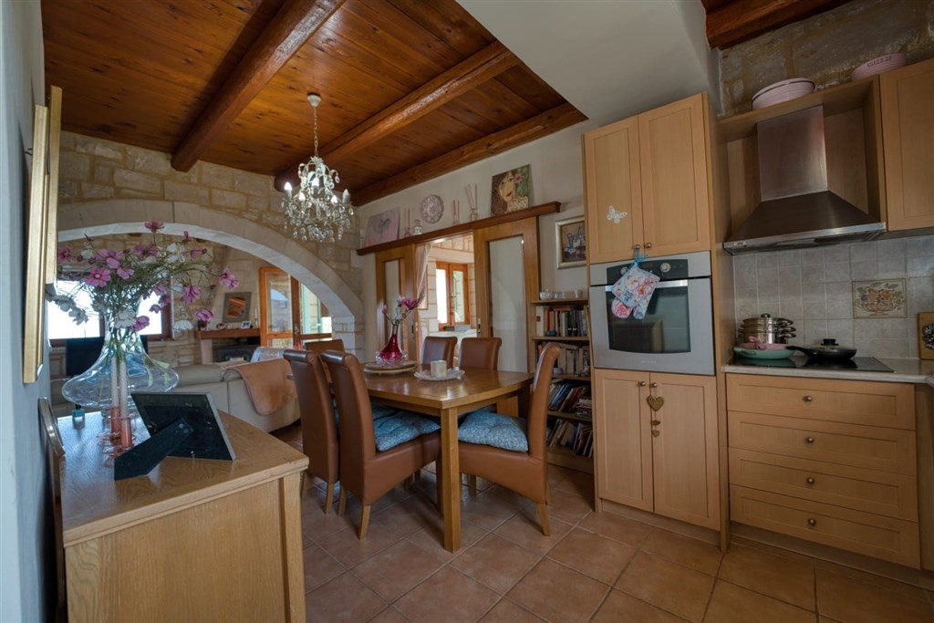 na-prodej-zarizena-kamenna-vila-s-panoramatickym-vyhledem-na-more-a-hory-ve-vamos-kreta-recko