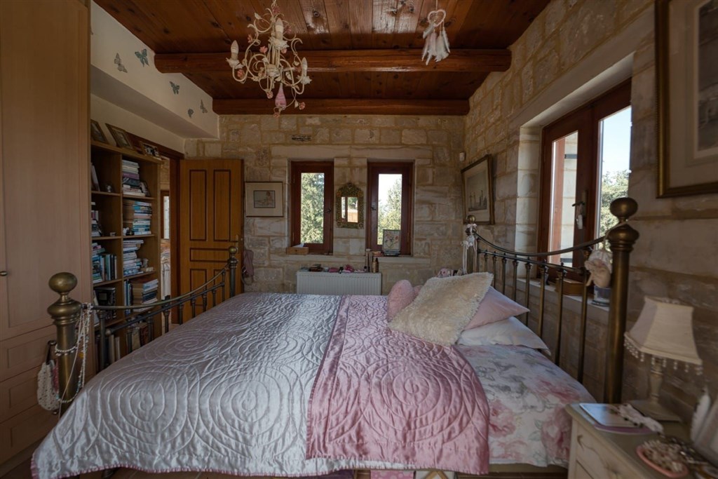 na-prodej-zarizena-kamenna-vila-s-panoramatickym-vyhledem-na-more-a-hory-ve-vamos-kreta-recko