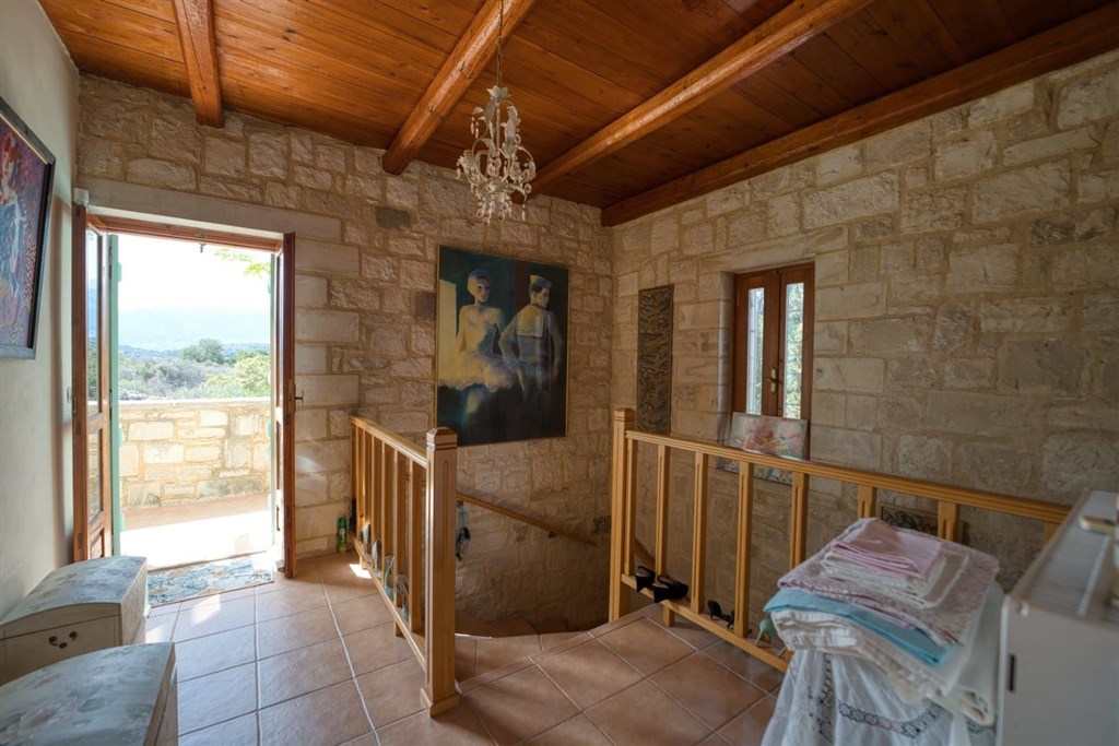 na-prodej-zarizena-kamenna-vila-s-panoramatickym-vyhledem-na-more-a-hory-ve-vamos-kreta-recko