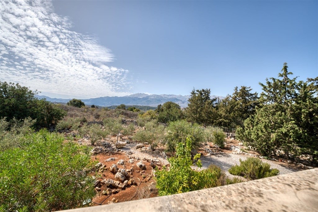 na-prodej-zarizena-kamenna-vila-s-panoramatickym-vyhledem-na-more-a-hory-ve-vamos-kreta-recko