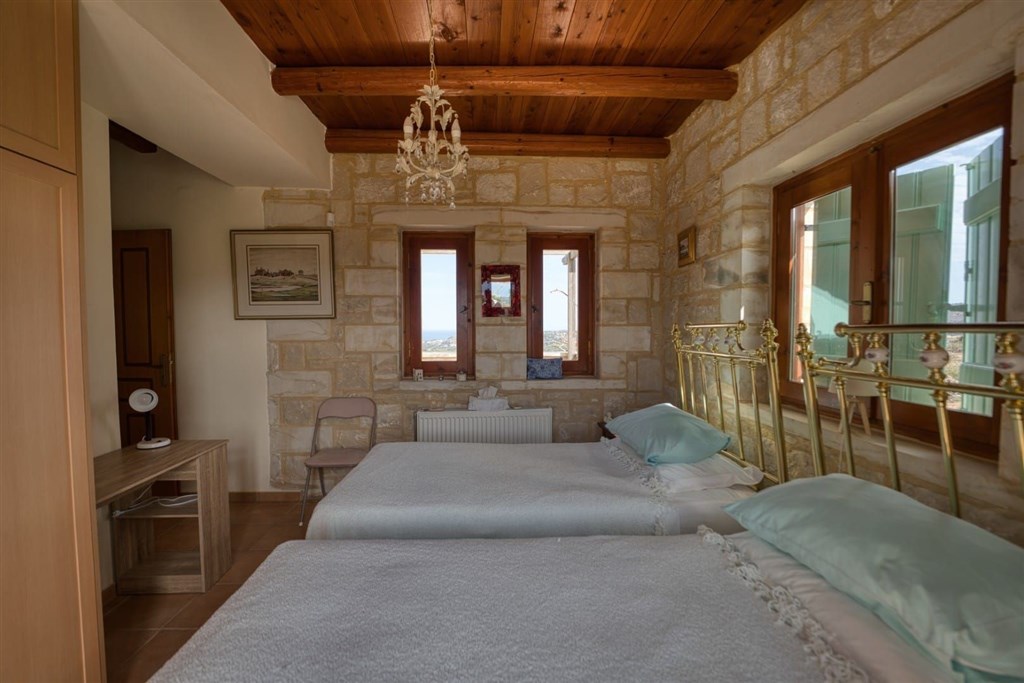 na-prodej-zarizena-kamenna-vila-s-panoramatickym-vyhledem-na-more-a-hory-ve-vamos-kreta-recko